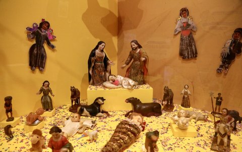 La muestra intercala las figuras patrimoniales con muñecos y prendas creadas por los niños.