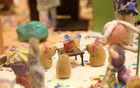 Los pastores, los ángeles y el niño Jesús comparten espacio con capibaras de plástico, muñecos de trapo, camellitos de peluche y pequeñas figuras.