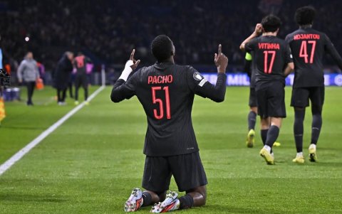 Willian Pacho utiliza el dorsal 51 en homenaje a su mamá.