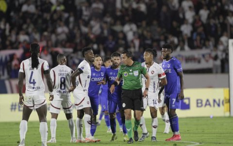 El árbitro Álex Cajas (c) fue el encargado de impartir justicia en la final de la Copa Ecuador.