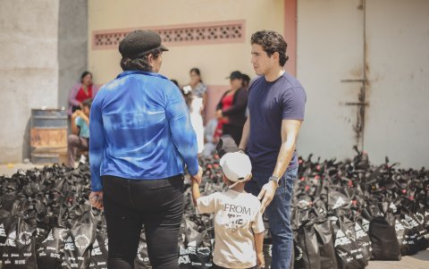El proyecto reunió a cuatro escuelas rurales y permitió entregar 400 canastas básicas, juguetes, sorpresitas y más de 800 sándwiches en una jornada segura y comunitaria.