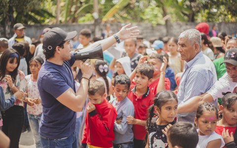 La acción solidaria buscó garantizar una Navidad digna para familias en situación vulnerable, combinando ayuda material y actividades de integración para los niños.