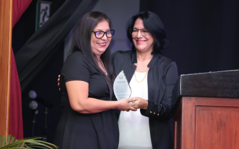 Patricia Ordóñez y Shirley Remache.