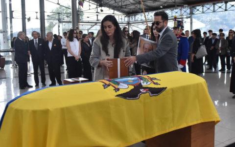 Personas despiden a Rodrigo Borja en Quito.