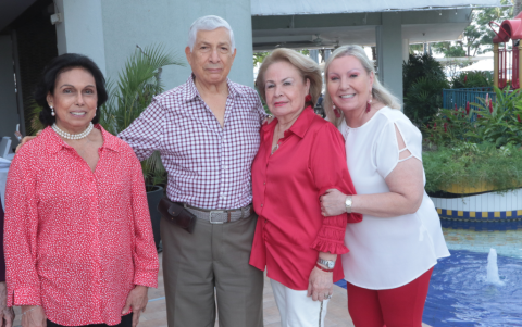 Olguita de Cañarte, Nelson Dossman, Patricia de Dossman y Juanita Loyola.
