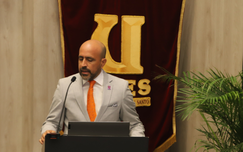 Isidro Fierro, rector de la UEES, durante su intervención.