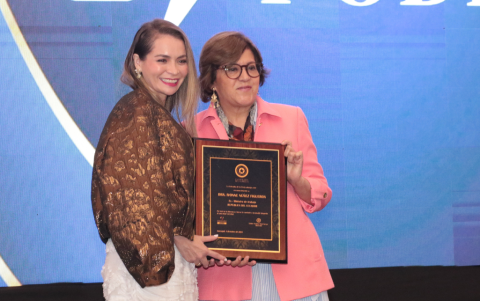 Michelle Tolosano entrega un reconocimiento a Ivonne Núñez.