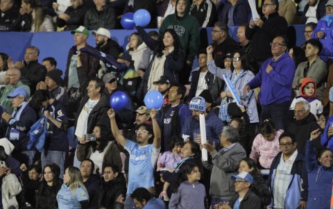 Hinchas de la Católica llegaron a un Olímpico Atahualpa que no se llenó.