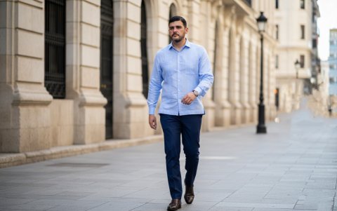 La guayabera no solo se lleva en color blanco, lucirla en celeste también es un acierto.