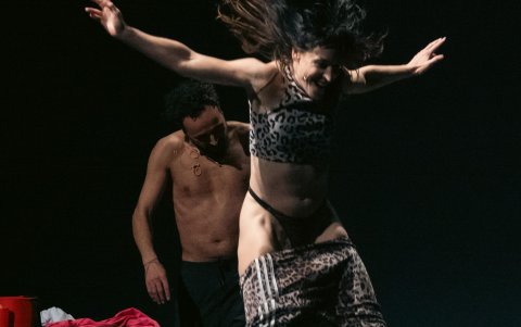 Las imágenes que evoca son fuertes. Se vuelven contra la obra propia, contra Occidente.