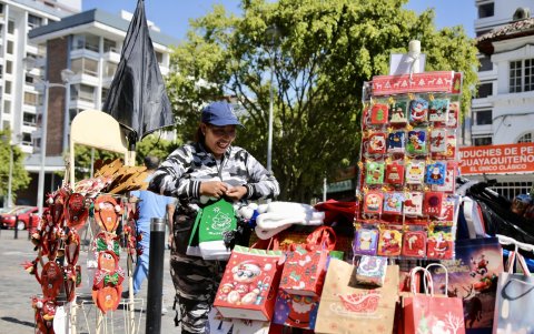 Stands organizados permiten compras seguras y apoyo a emprendedores locales.