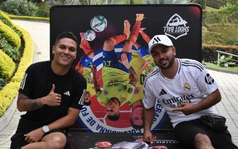 Juan Fernando Quintero, futbolista colombiano, se animó a jugar un encuentro de teqball.
