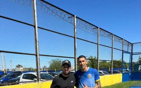 El quiteño posa junto al campeón del mundo y hoy futbolista de Rosario Central, Ángel Di María.