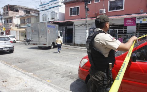En un video difundido en redes sociales se observa que las víctimas estaban sentadas junto a otras personas y no alcanzaron a reaccionar ante los disparos.