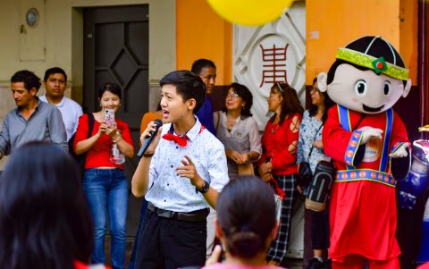 Música. Hua Hong interpretó varias canciones.