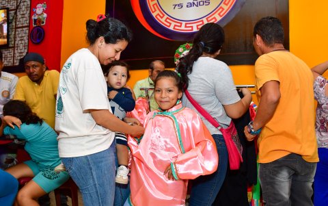 Trajes. Adultos y niños se probaron atuendos chinos.