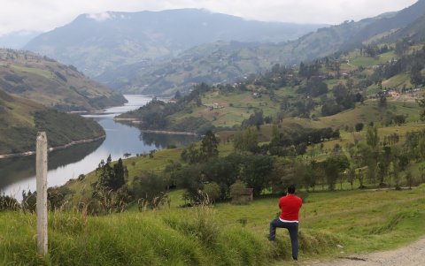 Paisaje. El verdor, las montañas y agua acarician a los sentidos.