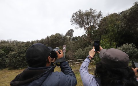 Turistas. Deleitados toman foto a la montaña con cara de un puma o león, cada quien da su propia interpretación.