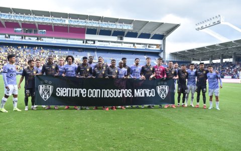 Independiente del Valle y el letrero, “Siempre con nosotros, Marito”: la noche en que el fútbol se vistió de luto.