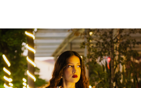 El maximalismo navideño puede ser elegante. Descubre cómo mezclar estampados, usar accesorios grandes y elegir tu pieza estrella sin crear un caos visual