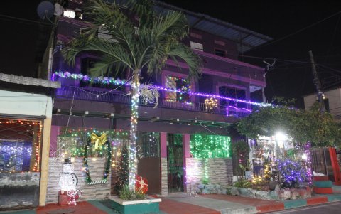 Las viviendas se han esmerado por lucir navideñas