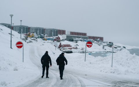 Dos agentes de policía caminan por una calle cubierta de nieve en Nuuk, Groenlandia.