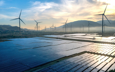 La energía solar y eólica superaron en 2025 a los combustibles fósiles en la generación eléctrica mundial, marcando un punto de inflexión en la transición hacia fuentes renovables.