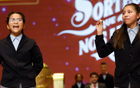 Niñas cantan el número agraciado con el premio gordo del Sorteo de la Lotería de Navidad.