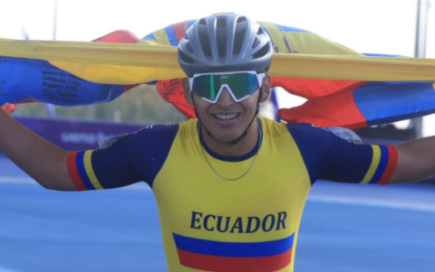 Nicolás García celebra su oro y plata en patinaje de velocidad en Asunción 2025.