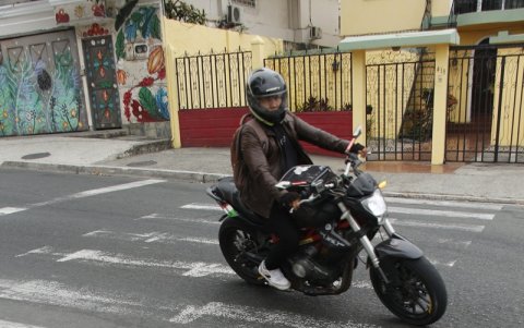 La acera entre las calles Guayacanes y Dátiles, en Urdesa central, se encuentra en mal estado.