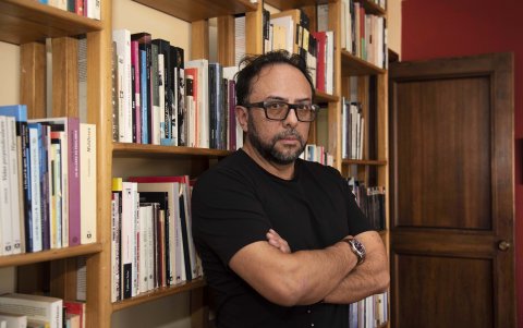 El autor Ha sido galardonado con el Premio Miguel Donoso Pareja y el Premio Joaquín Gallegos Lara.