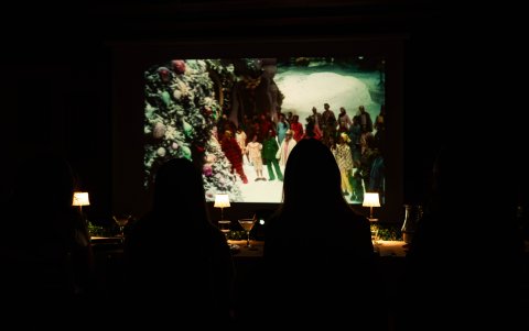 Cada función se desarrolla con la película completa en proyección y un menú de siete tiempos que aparece en escenas específicas.