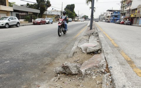 Varios tramos del parterre central sobre la avenida Agustín Freire están destruidos.
