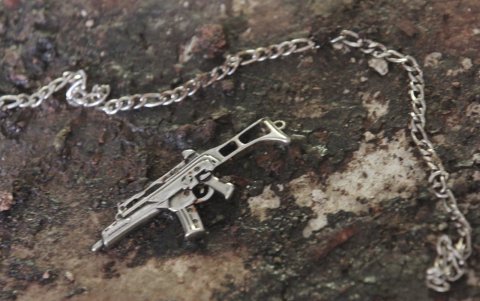 En el interior del inmueble se hallaron rastros de sangre y una cadena con un dije en forma de fusil.