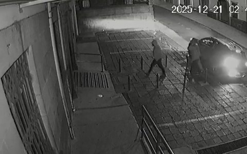 El asalto ocurrió de madrugada en el Centro Histórico de Quito y quedó registrado en cámaras de seguridad que ya son analizadas por la Policía.