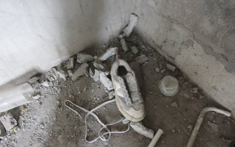 Los zapatos hallados en el inmueble forman parte de los rastros levantados por la Policía en la escena.