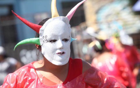 Los payasos, con máscaras, rostros pintados y vestuario llamativo, recorren las calles lanzando rimas, coplas y colaciones a los asistentes