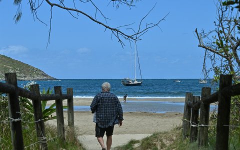 Visitantes en la playa de Coffs Harbour, resguardados por líneas de tambores inteligentes desplegadas a lo largo de la costa de Nueva Gales del Sur.