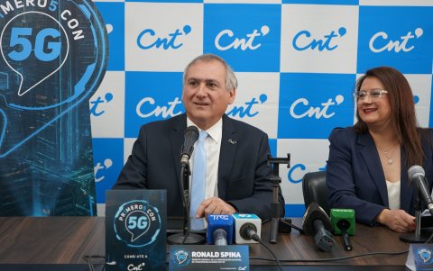 El gerente general (e) de CNT Ecuador es Ronald Spina.