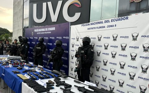 En el operativo se decomisó 30 armas de fuego incautadas, entre ellas 18 largas (rifles y subfusiles) y 12 cortas (pistolas y revólveres).