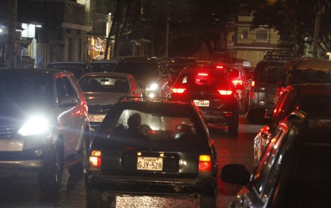 Movimiento. En ocasiones hay decenas de vehículos acumulados esperando ser atendidos.