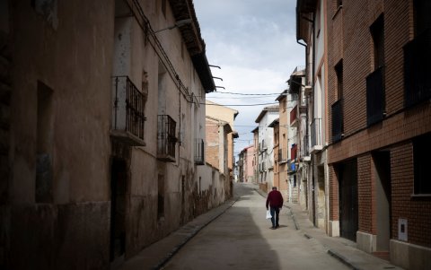 Un hombre camina por una calle del pueblo de Burbáguena, cerca de Teruel, el 10 de febrero de 2025.