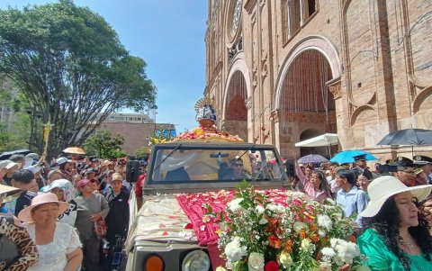 Miles de personas fueron parte de la gran pasada del Niño Viajero que recorrió las calles del Centro Histórico de Cuenca.