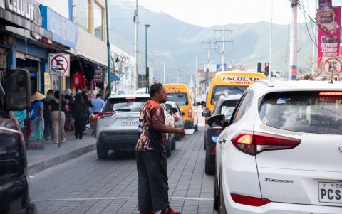 Hecho. Personas en situación vulnerable piden dinero en calles de Tumbaco.
