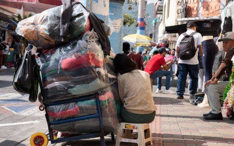 Niños con sus padres llegan a Tumbaco también para vender productos.