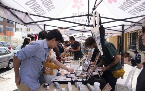 En la feria se ofrece una gran variedad de productos. Muchos son elaborados por los mismos emprendedores que los venden.
