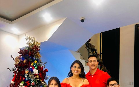 Merlyn Ochoa con sus hijos, novio y los niños de este.