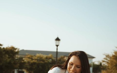 Carolina Mella con su hijo, Andrés y su mascota.