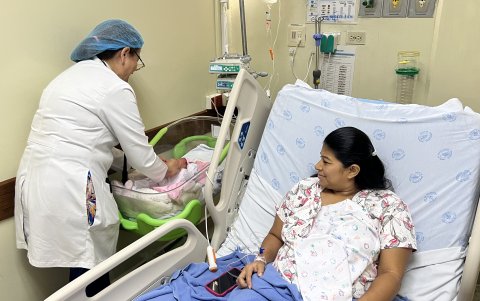 Elizabeth Cevallos mira cómo la médica atiende a su hija Ruth Isabel; la pequeña nació el 24 de diciembre.