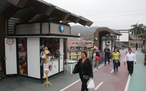 Usuarios. Los clientes de los comerciantes no son los residentes de las urbanizaciones cercanas a estos puestos, sino los trabajadores de los domicilios y locales.